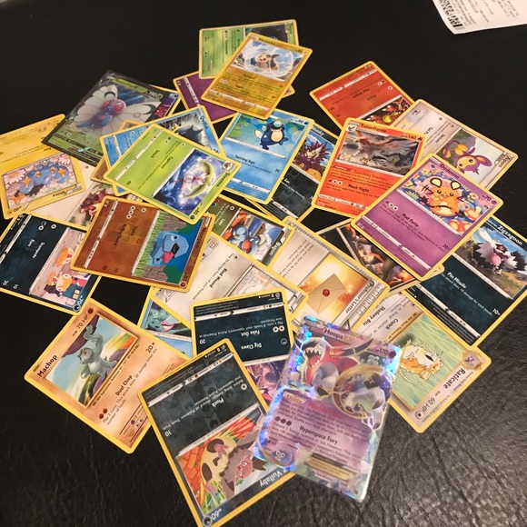 Random pile of Pokmon cards
